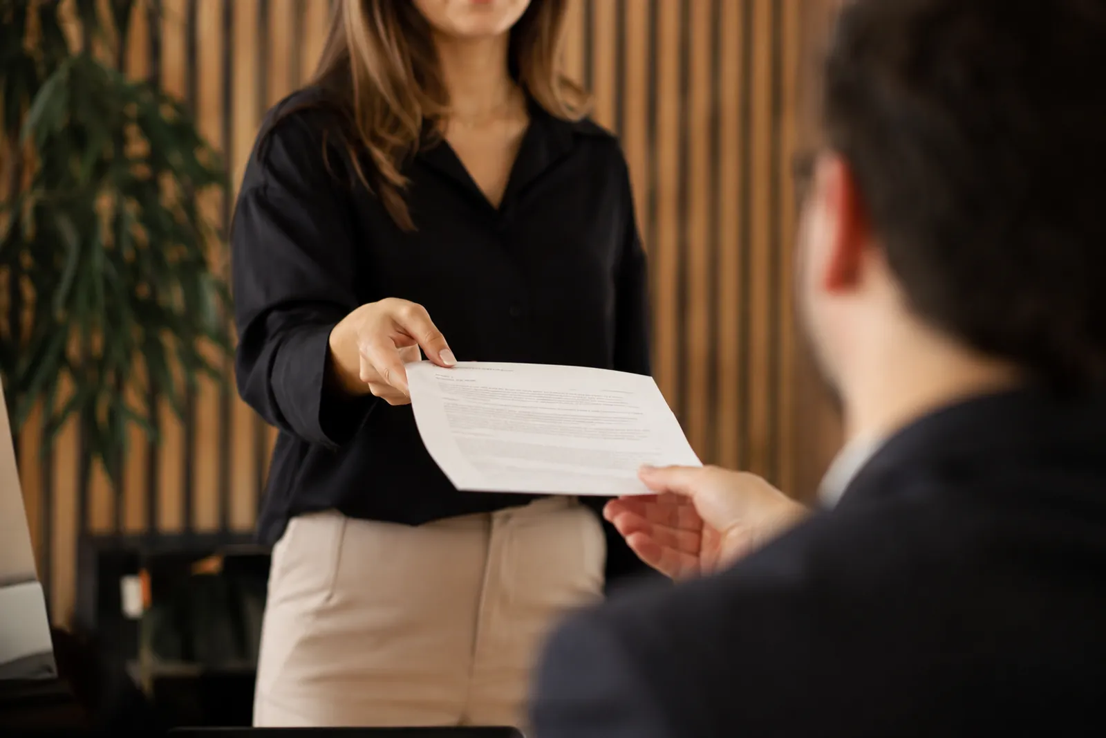Profissional entregando um documento impresso a um cliente