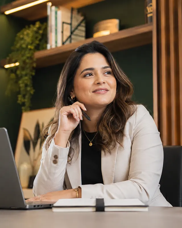 Profissional do Grupo Axia trabalhando no escritório